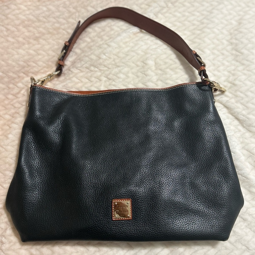 D&B shoulder bag. Used. Very good condition. No scratches. Dust bag included.